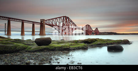 Reino Unido, Escocia, Edimburgo, Queensferry, vista de ángulo bajo del puente ferroviario de Forth al amanecer Foto de stock