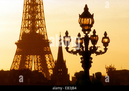 Torre Eiffel al anochecer, vista desde el puente Alexandre III, París, Francia