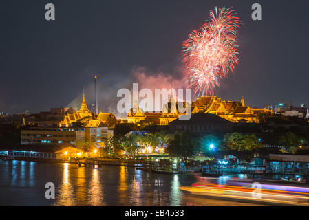 Grand Palace en penumbra con coloridos Fuegos artificiales (Bangkok, Tailandia) Foto de stock