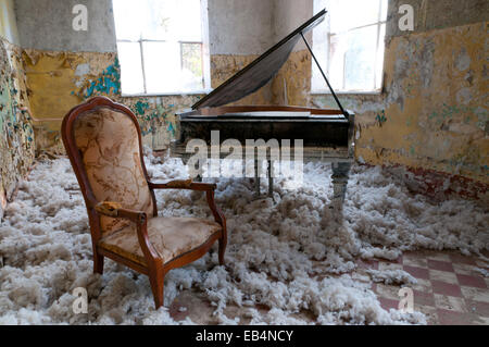 Piano y sillón dejó en Beelitz Heilstaetten antiguo hospital antituberculoso, lugar abandonado cerca de Berlín Foto de stock
