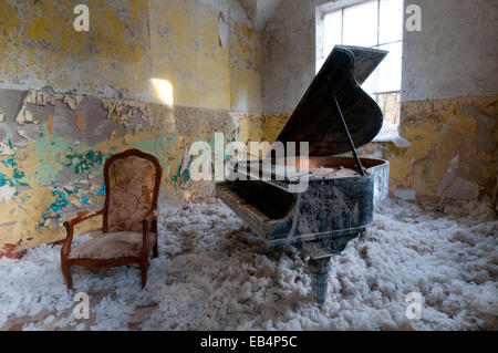 Piano y sillón dejó en Beelitz Heilstaetten antiguo hospital antituberculoso, lugar abandonado cerca de Berlín Foto de stock