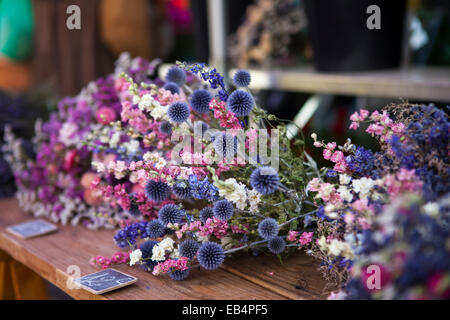Flores secas en el mercado en Provence, Francia Foto de stock