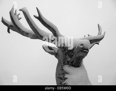 La nieve cubrió la estatua de un ciervo ciervo en Bowood Country Estate en Wiltshire, REINO UNIDO