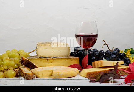 Saboya diferentes quesos con un vaso de vino tinto