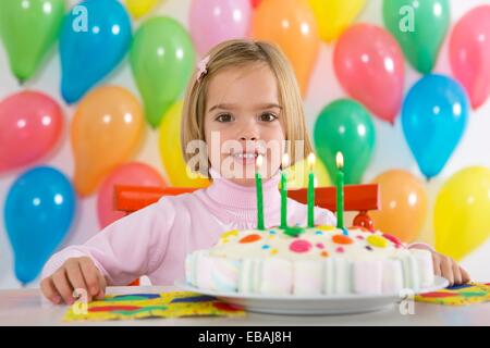 Una niña de 2 años celebrando su cumpleaños Fotografía de stock - Alamy