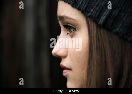 Close-up retrato de adolescente afuera usando sombrero, Alemania Foto de stock