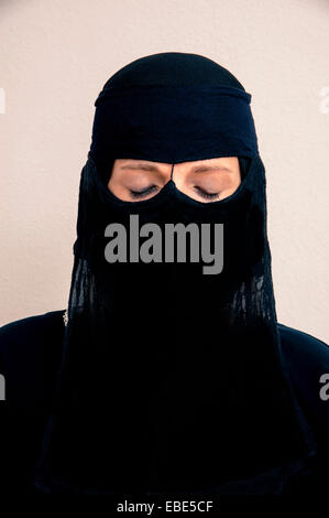 Close-up de mujer con los ojos cerrados llevar hijab musulmán negro, Foto de Estudio Foto de stock