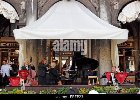Venecia Italia San Marco famoso Cafe Florian en la Plaza Foto de stock
