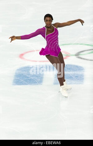 Mae Berenice competiting Meite (FRA) de la mujer programa corto de Patinaje Artístico en los Juegos Olímpicos de Invierno, Sochi 2014 Foto de stock
