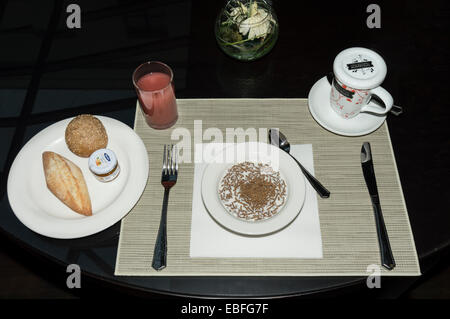 Desayuno Continental en españa rollos de pan de cereales té y jugo de frutas Foto de stock