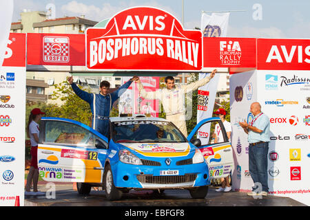 Estambul, Turquía - Agosto 17, 2014: Todor Slavov con Renault Clio R3 de coche Bulbet Rally Team en la ceremonia de podio de Avis Bospho Foto de stock
