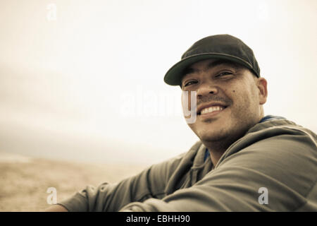Retrato de un hombre adulto medio sonriente, sobre la playa, Truro, Cape Cod, Massachusetts, EE.UU.
