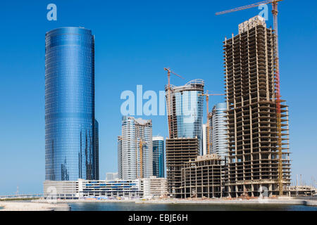 Moderno y de gran altura edificios residenciales y de oficinas en construcción en la ciudad de luces encendidas al reem Island, en Abu Dhabi, Emiratos Árabes Unidos