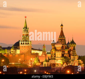 Vista de las torres del Kremlin, Saint Basils Catedral de noche, Moscú, Rusia Foto de stock