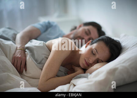 Pareja durmiendo juntos en la cama en la noche Foto de stock