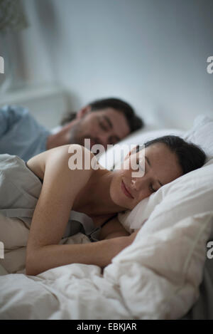 Pareja durmiendo juntos en la cama en la noche Foto de stock