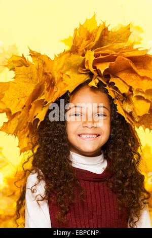 Sonriente vestida de negro hojas de arce corona Foto de stock
