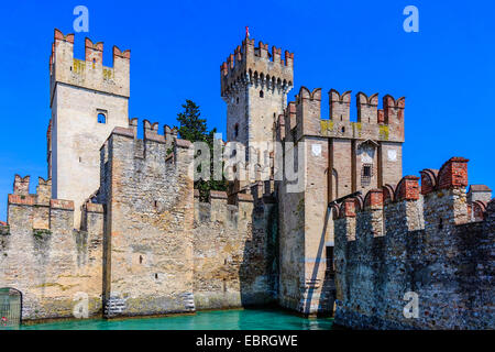 Castello Scaligero en Sirmione, en el Lago de Garda, Italia, Lombardía, Sirmione Foto de stock