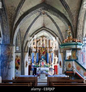 Vista interior de la Iglesia Católica Saint Heribert en Hallenberg, Alemania, Renania del Norte-Westfalia, Hallenberg