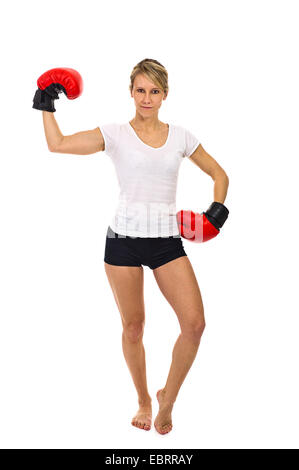 Mujer joven posando con guantes de boxeo Foto de stock