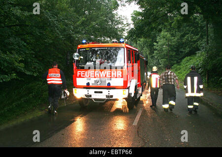 Las operaciones de lucha contra incendios después de clima severo, en Alemania, en Renania del Norte-Westfalia Foto de stock
