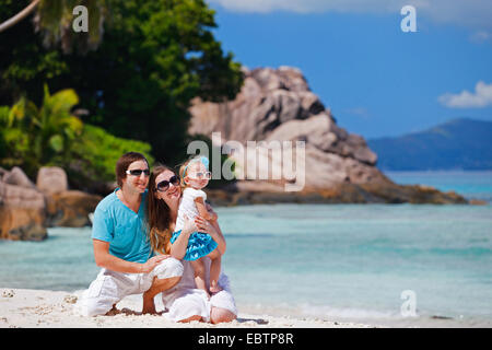 Feliz familia joven en playa tropical, Seychelles