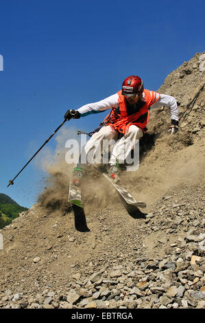 Esquiador freeride descenderlas sobre gravilla pendiente Foto de stock