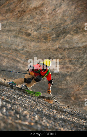 Esquiador freeride descenderlas sobre gravilla pendiente Foto de stock