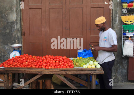 Hombre de piel oscura vendiendo tomates, Tanzania, Sansibar, Stone Town