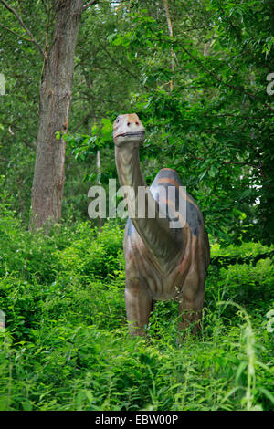 Apatosaurus, Brontosaurus (Apatosaurus, Brontosaurus), en un bosque Foto de stock