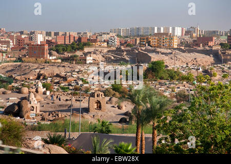 Vista desde el jardín del Museo de Nubia al cementerio fatimid, Egipto, Assuan Foto de stock