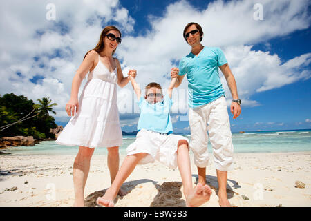 Feliz familia joven en playa tropical