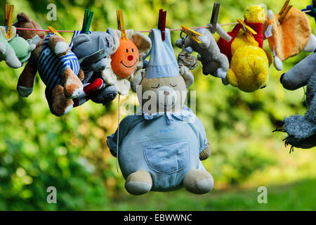 Los juguetes suaves lavados colgando de un tendedero, Alemania Foto de stock