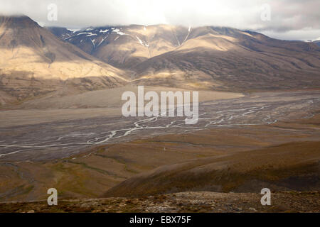 Vista sobre un amplio valle con un río delta, Noruega, Svalbard, Adventdalen, Longyaerbyen Foto de stock