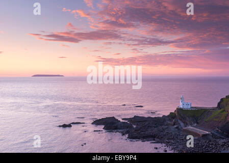 Hartland Point Lighthouse y Lundy Island debajo de un colorido atardecer, North Devon, Inglaterra. La primavera (Mayo de 2014).