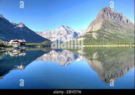 Estados Unidos, Montana, el Parque Nacional de Los Glaciares, muchos zona Glaciar, Lago Swiftcurrent, Many Glacier Lodge (izquierda) Foto de stock