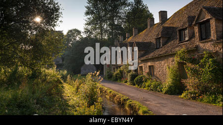 Bonitas casas rurales en Arlington fila en los Cotswolds pueblo de Bibury, Gloucestershire, Inglaterra. Verano (julio de 2014). Foto de stock
