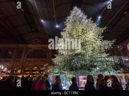 Punto de referencia Perceptible avión Un árbol de Navidad gigante, vestidas con Swarovski joyería, atracción  principal de Zurich, en el mercado de navidad en la estación central de  Zurich Fotografía de stock - Alamy