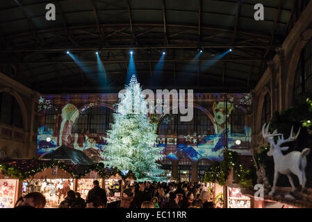 Punto de referencia Perceptible avión Un árbol de Navidad gigante, vestidas con Swarovski joyería, atracción  principal de Zurich, en el mercado de navidad en la estación central de  Zurich Fotografía de stock - Alamy