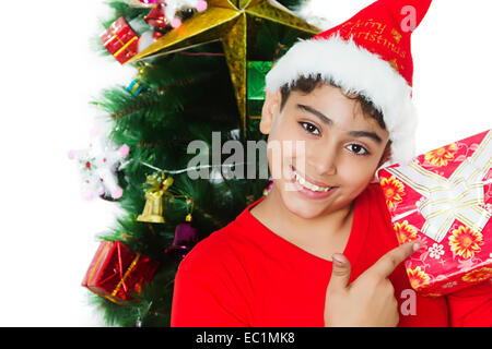Un niño indio Festival de Navidad Regalo