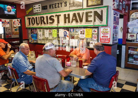 Illinois Hamel, carretera histórica Ruta 66, Weezy's, restaurantes comida comedor cafés, interior, mesa, hombre hombres, ancianos citiz Foto de stock