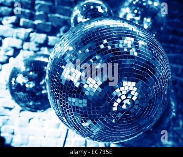 Luces de discoteca fondo con bolas de espejo, cromo lattice y las