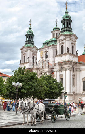 Praga, República Checa - Julio 19, 2012: la foto de la iglesia de San Nicolás en el centro histórico de la ciudad vieja Foto de stock