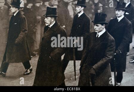 La reina Alexandra (madre de George V) funeral. La imagen muestra a George V entre el Príncipe de Gales (más tarde Rey Eduardo VIII) y el Príncipe Heredero Olaf de Noruega. Detrás de ellos camina el duque de York (más tarde el Rey Jorge VI) y el príncipe Henry, Duque de Gloucester). Foto de stock