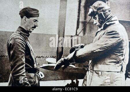 La imagen muestra el Príncipe Alberto (más tarde el Rey George VI) la preparación para el vuelo, en su uniforme de la Fuerza Aérea Naval Real. Foto de stock