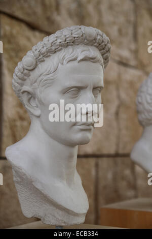 Augusto (63BC-14AD). Fundador del Imperio Romano y primer emperador (27BC-14AD). Busto. Copia de yeso. Museo de Ara Pacis. Roma.