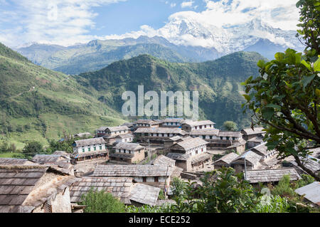 Vista del pueblo ghandruk con sierras en antecedentes, Nepal Foto de stock