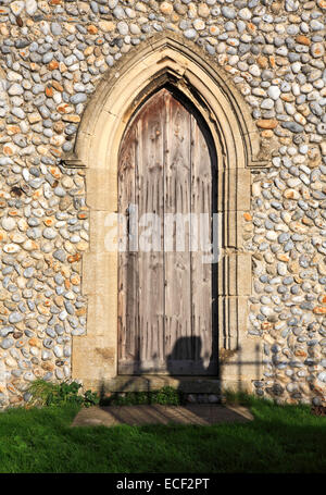 Una vista de la puerta del sacerdote en el presbiterio de la iglesia parroquial de Santa Margarita en el mar Palling, Norfolk, Inglaterra, Reino Unido. Foto de stock