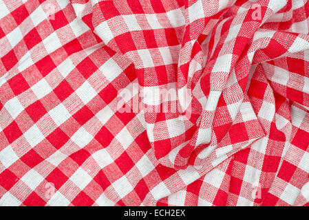 Rojo y blanco arrugado mantel patrón cuadriculado textura como fondo Foto de stock