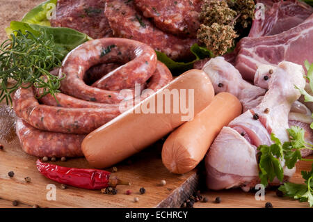 Carne cruda mezcla: carne, pollo, salchichas, carne de cerdo picada, picada. Foto de stock